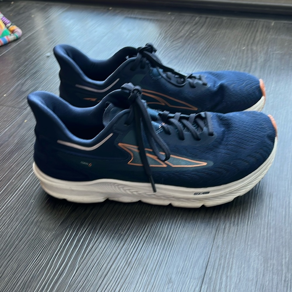Altra Women’s Torin 6, navy/coral (size 8)